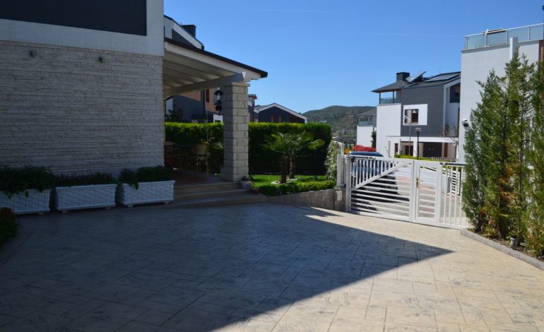 VIHEN NË “SHËNJESTËR” DY MAKINA NË LAGJEN E VIP-AVE NË TIRANË/ Tentojnë t’i djegin gjatë natës