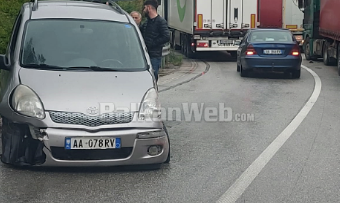 AKSINDET NË AKSIN LIBRAZHD-PRRENJAS/ Makina pëson dëme materiale, krijohen radhë kilometrike trafiku (FOTO)