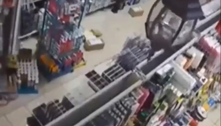 TËRMETI 6.1 BALLË NË GREQI/ Publikohen pamjet brenda supermarketit kur toka nis të dridhet (VIDEO)