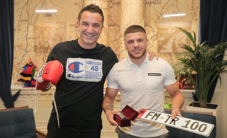 “NA NGRITE KOKËN”/ Veliaj pret kampionin shqiptar, Florian Marku: Vitin tjetër një ndeshje spektakël në Tiranë