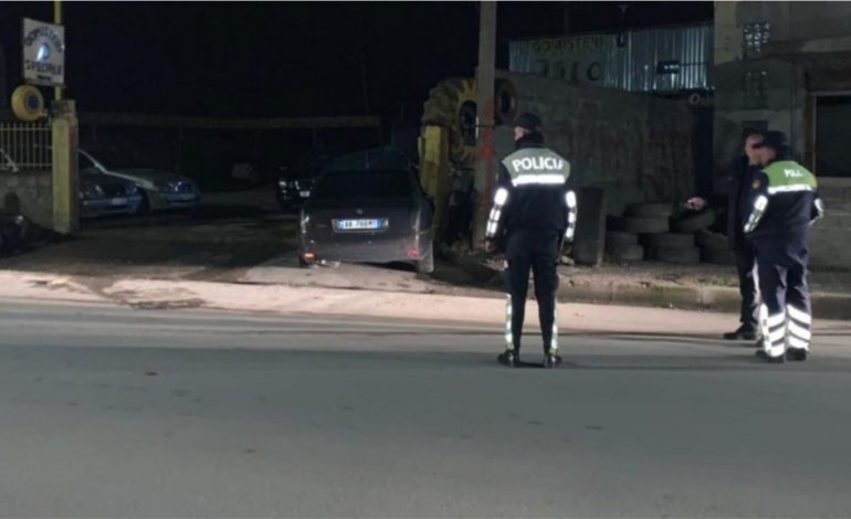 E RËNDË NË TEPELENË/ Humbi drejtimin e makinës, vdes shoferi 33-vjeç