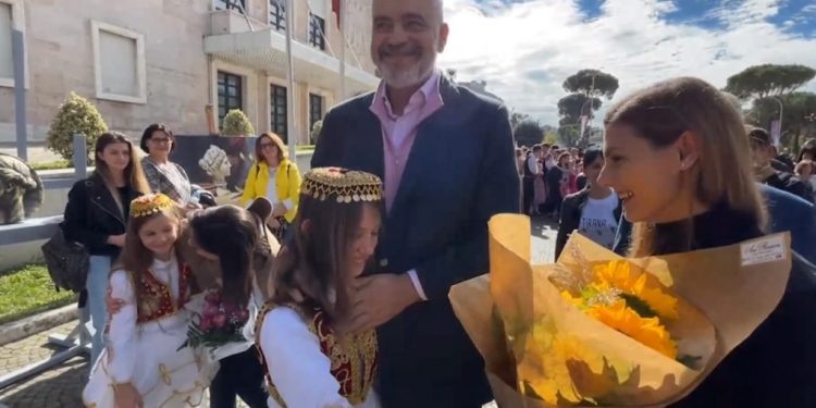 PANAIRI ME FËMIJËT/ Rama merr dhuratë një portret: Lulet jepja… (VIDEO)