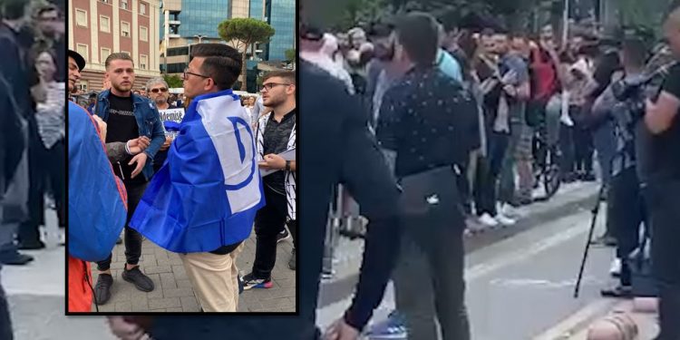“MA JEP MUA, MA JEP…”/ Me flamurin e PD-së mbi supe, protestuesit largojnë militantin demokrat nga protesta