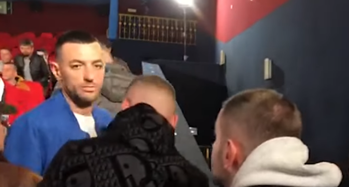 SURPRIZË PËR DITËLINDJE/ Stresi i shkon Berishës në Korçë. Buqetë me lule blu dhe himn kombëtar (VIDEO)