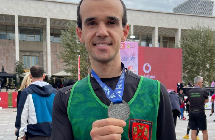 “MARATONA E TIRANËS”/ Fituesi i 42 km për meshkujt shpallet efektivi i Forcave të Armatosura (EMRI)