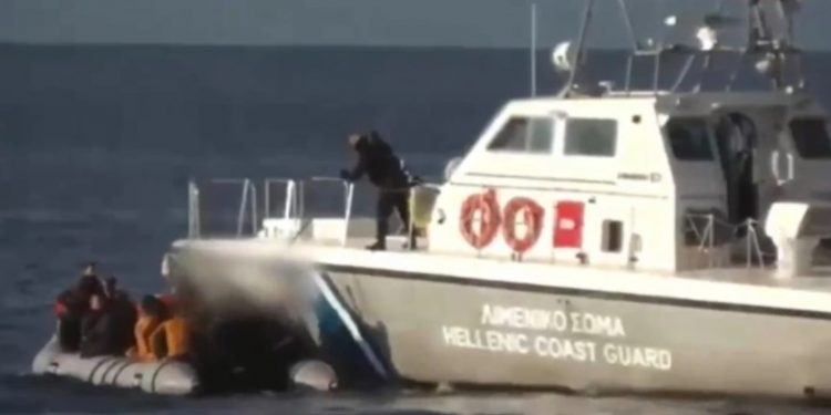 SKANDAL NË DET TË HAPUR/ Roja bregdetare greke dhunon emigrantët