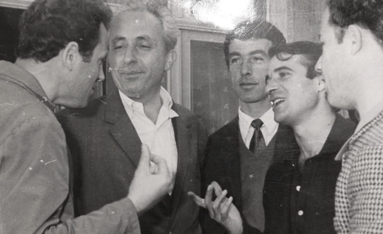 DOSSIER/ Kujtimet e ish-gazetarit të Radio-Tiranës: Si më mbrojti Robert Zhvarc, kur më akuzuan…