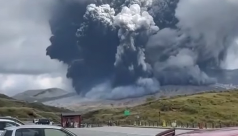 SHPËRTHEN VULLKANI NË JAPONI/ Ekspertët: Rrezik për rrjedhje llave e rënie gurësh (VIDEO)