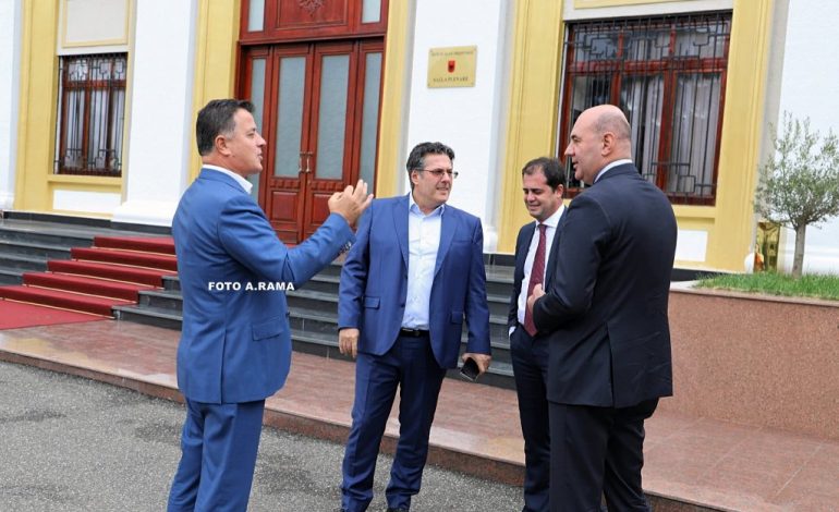 PO E FTOJNË TI BASHKOHET “FOLTORES?” Besnikët e Berishës “fusin në mes” kreun e grupit parlamentar të PD
