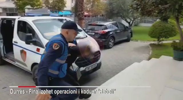 LËVIZTE ME ARMË DHE SHISTE DROGË/ Arrestohet i riu në Durrës. Shihni çfarë iu zbulua (VIDEO)