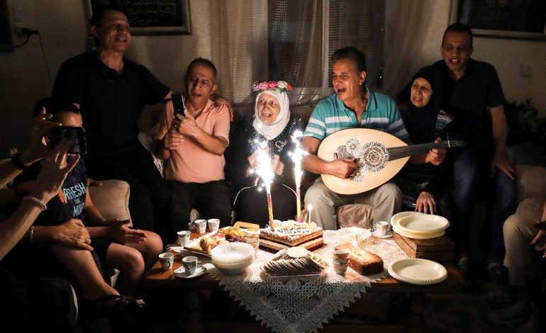 ÇUDIT GRUAJA PALESTINEZE/ Diplomohet në moshën 85-vjeçare: Kurrë nuk është vonë për të realizuar ëndrrën