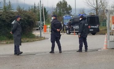 DO TË UDHËTONIN NË GENEVË/ Arrestohen në Rinas dy të rinjtë nga Turqia, çfarë iu zbuloi policia gjatë kontrollit