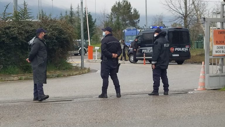 DO TË UDHËTONIN NË GENEVË/ Arrestohen në Rinas dy të rinjtë nga Turqia, çfarë iu zbuloi policia gjatë kontrollit