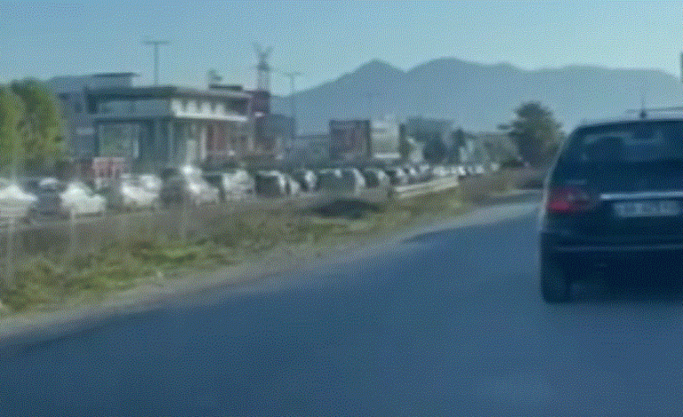 RADHË KILOMETRIKE MAKINASH/ Trafik i rënduar në autostradën Tiranë-Durrës (VIDEO)