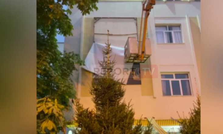 FUNDI I PALAVDISHËM/ Berisha merr një tjetër “goditje”, Bashkia e Tropojës i heq posterin gjigant (VIDEO)