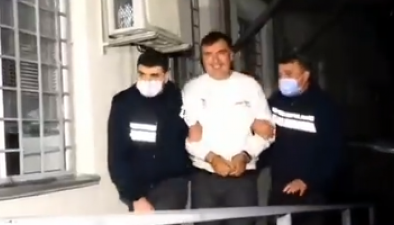 PAMJET/ Momenti i arrestimit të ish-presidentit Saakashvili pas kthimit të tij në Gjeorgji, detaji që iu ra në sy njerëzve