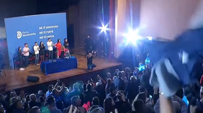 “PLAS” NË FOLTOREN E BERISHËS/ Militantët i sulen demokratit për t’i marrë mikrofonin, burri: Ju ka çuar Rama