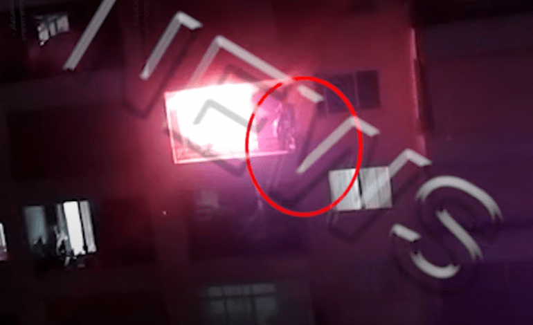 “PO DIGJEMI”/ MOMENTI kur hidhen nënë e bir nga ballkoni për t’i shpëtuar flakëve në Astir (VIDEO)