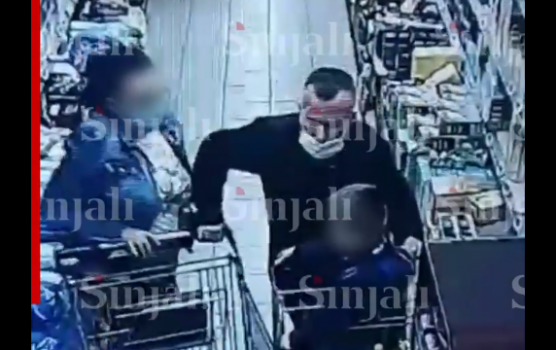 PUBLIKOHEN PAMJET E RËNDA/ Një burrë rreh brutalisht një grua në një market në Prishtinë (VIDEO)