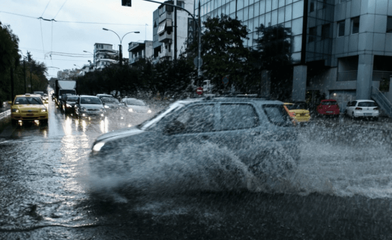 PAMJET/ Moti i keq godet Greqinë, përmbyten rrugët dhe mbyllen shkollat në Atikë