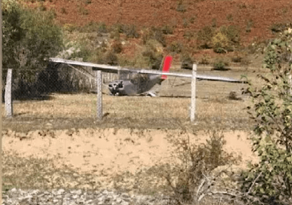 MISTERI I AVIONIT TË RRËZUAR NË KLEMEND/ Nuk lejuan banorët t’iu afrohen, si u larguan me “Fuoristradë” piloti dhe pasagjeri. Nuk dihet…