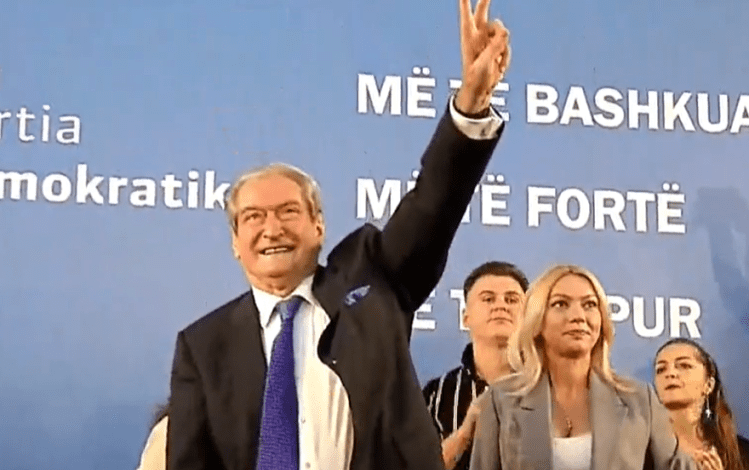 ÇFARË NDODHI? Sali Berisha mban “Foltoren” në Shkodër por mungon…Evi Kokalari!