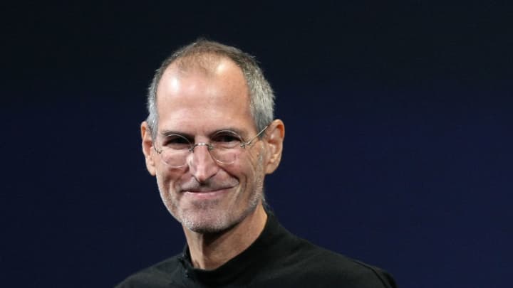 MITI I TIJ MBETET GJALLË/ 10 vjet pa Steve Jobs, mesazhi që iu la amanet të rinjve