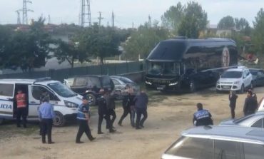 E PADËGJUAR MË PARË/ Policia në Kuçovë arreston SULMUESIN gjatë ndeshjes (VIDEO)