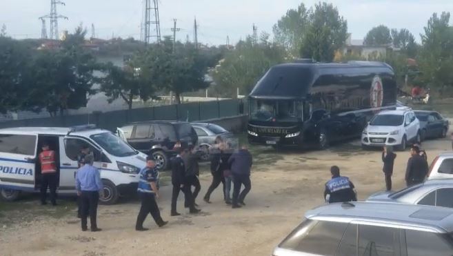 E PADËGJUAR MË PARË/ Policia në Kuçovë arreston SULMUESIN gjatë ndeshjes (VIDEO)