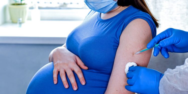 “NUK KA PATUR ASNJË RAST ME KOMPLIKACIONE”/ Drejtoresha e maternitetit flet për vaksinimin e grave shtatzëna