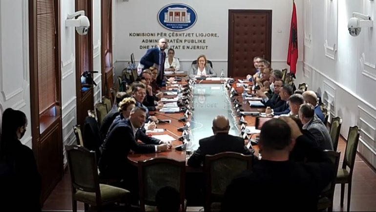 DEBATI/ “Ke vrarë një njeri në Elbasan”, Bardhi sherr në komision: Ik more hajdut, dil përjashta