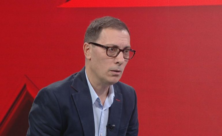 REVOLTOHET Adi Krasta: Po më përndjek policia, më gjobitën vetëm mua për parkim të gabuar