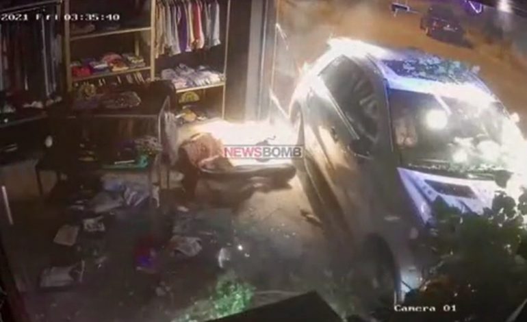 PAMJET E FRIKSHME/ “Mercedes-i” me shpejtësi “skvterrë” del nga rruga, përfundon në dyqan