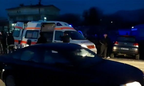 AKSIDENT I RËNDË NË FARKË/ Dy makina përplasen fuqishëm, Benz-i përfundon tek furgoni i parkuar (FOTO)