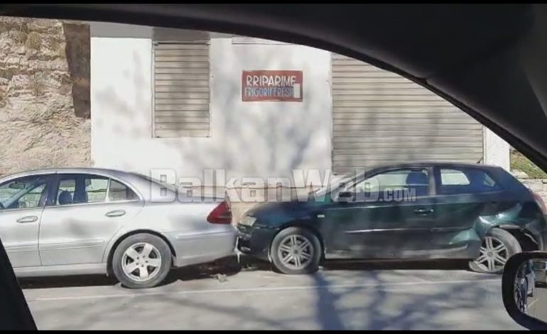 AKSIDENT I KATËRFISHTË NË BERAT/ Makina me shpejtësi përplaset me tre mjete të tjera dhe godet… (PAMJET)