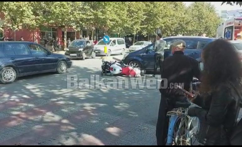 PAMJET/ Aksident para QSUT-së, motori përplaset me makinën. I riu…