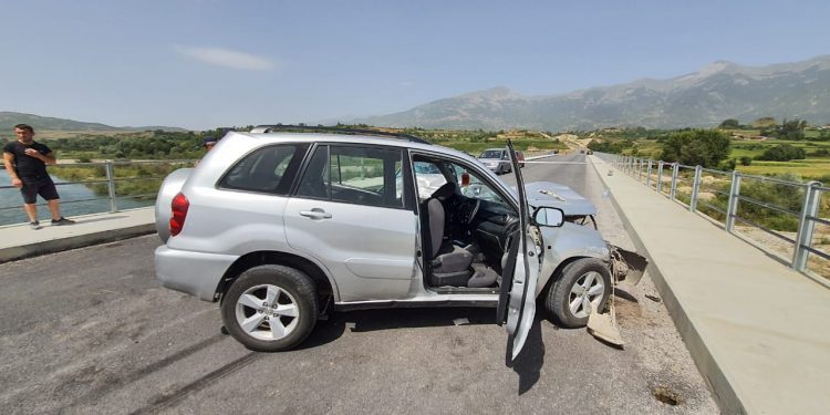 “TAPË” ME ALKOOL DHE PA PATENTË/ 48-vjeçari përplaset me makinë në Bulqizë, e braktis dhe ikën…