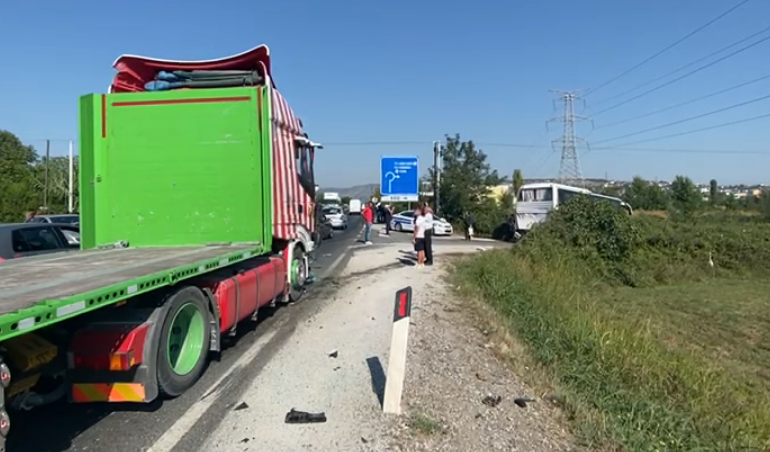 AKSIDENT NË KASIN GJIROKASTËR-KAKAVIJË/ Autobusi del nga rruga, plagoset një 30-vjeçare
