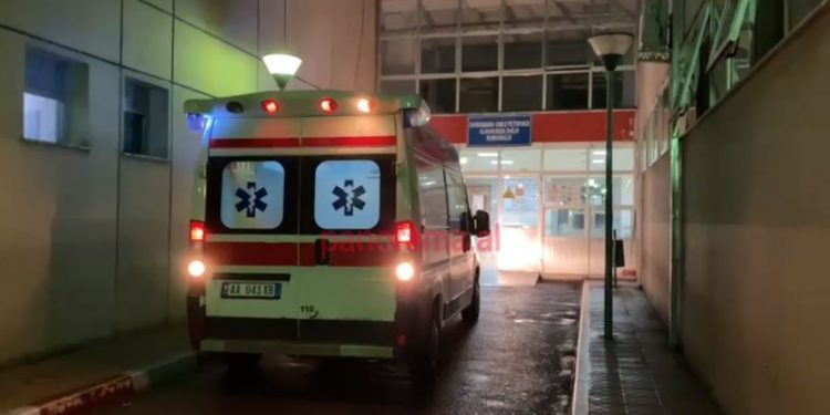 AKSIDENT NË AKSIN BELSH-KAJAN/ Makina humb kontrollin për shkak të lagështirës, dy të plagosur dërgohen në spital