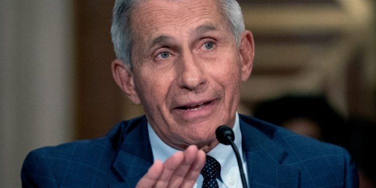 “COVID-19 MUND TË MOS ELEMINOHET KURRË”/ Fauci: Ja si mund të vihet nën kontroll pandemia