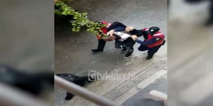 PAMJET/ Momenti kur policia kap një prej personave të përfshirë në sherrin te “Çajupi”