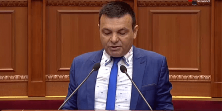 “BERISHA MË KUJTON EROS RAMAZZOTTIN”/ Ballisti i “Listës Basha”: Shqiptarët janë të prapambetur