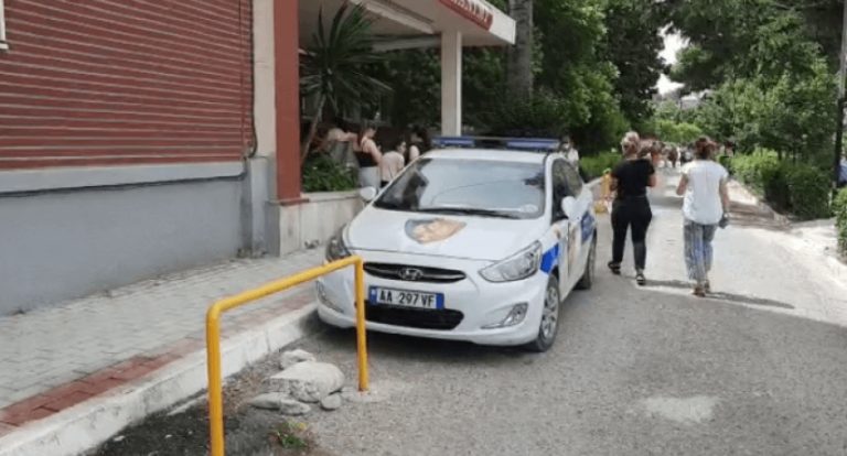 PLAS SHERRI NË VLORË/ Dy persona goditen me sende të forta, njëri prej tyre përfundon në spital