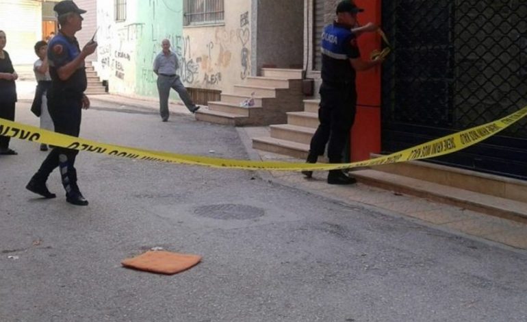 SHOKUESE NË TIRANË/ Po dhunohej nga burri, gruaja hidhet nga kati i dytë për të shpëtuar