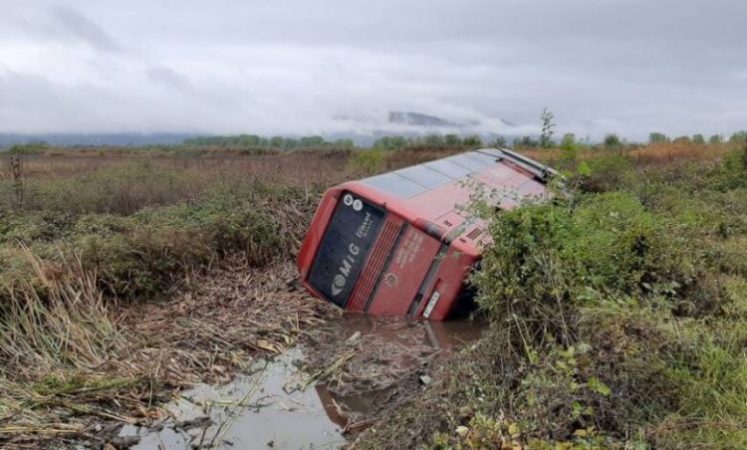 E RËNDË/ Autobusi del nga rruga dhe përfundon në kanal, 5 të plagosur në Maqedoninë e Veriut