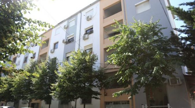 E RËNDË NË FIER/ 72-vjeçari bie nga kati i tretë i pallatit dhe humb jetën, dyshimet e para