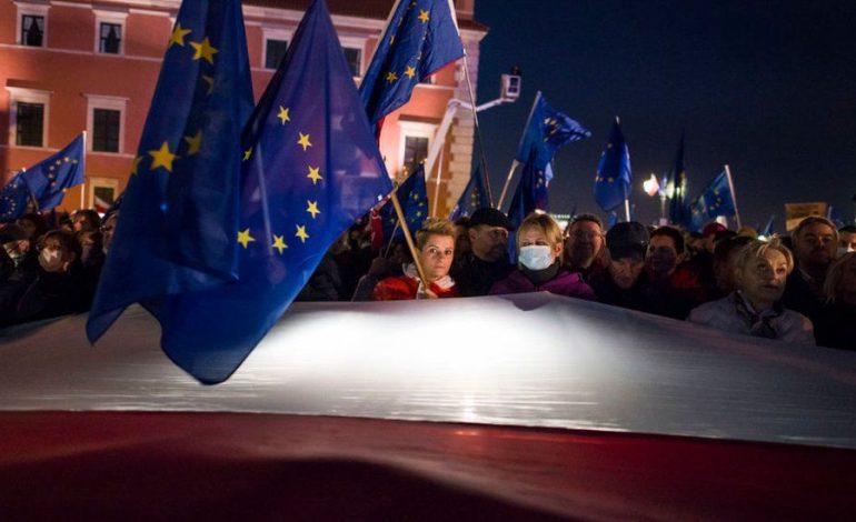 FRIKA PËR DALJEN NGA BE/ Qytetarët protesta masive në Poloni