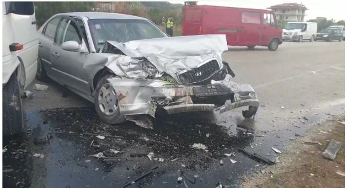 E RËNDË NË BERAT/ “Benz-i” me shpejtësi futet në parakalim të gabuar dhe përplas makinën. 4 anëtarët e FAMILJES…