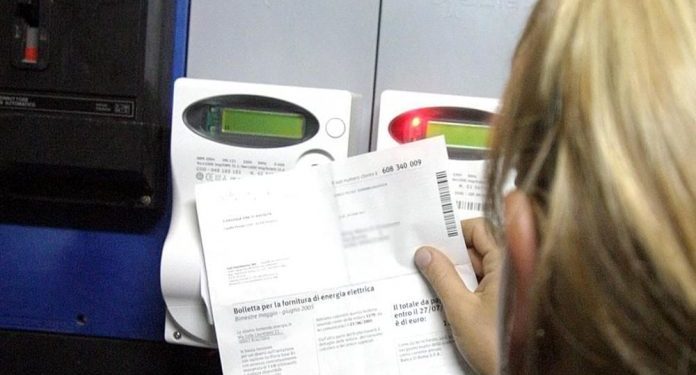 SPANJË/ Fatura e energjisë elektrike rritet 44%