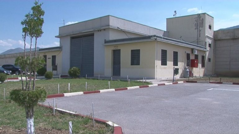 COVID NË BURGUN E DRENOVËS/ Përkeqësohet gjendja e një të dënuari dhe transportohet në Tiranë. Preken 10 …